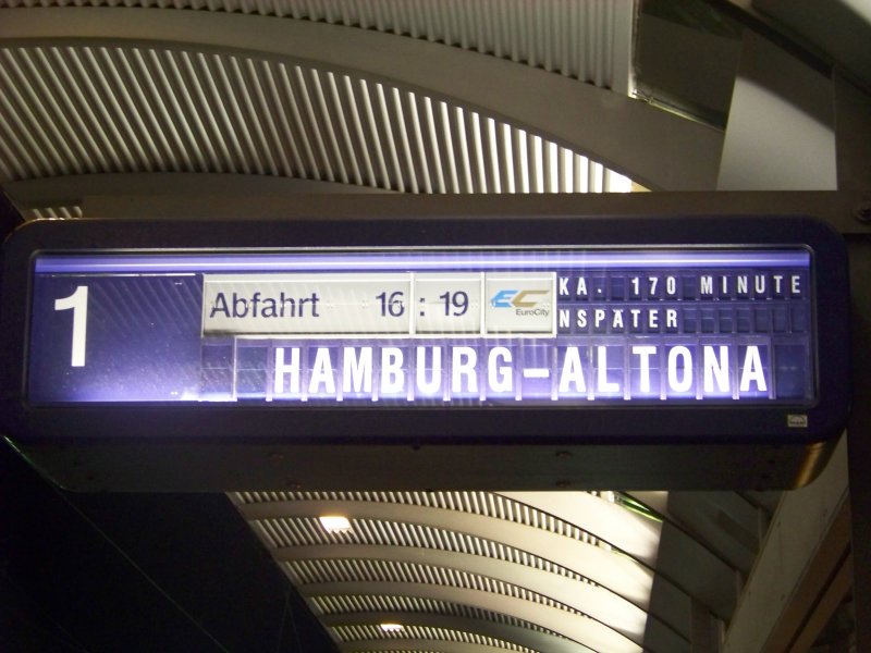  ca. 170 Minuten spter - So lautete die Anzeigetafel des EC 240  Wawel  nach Hamburg-Altona am 22.02.2008 im Bahnhof Lbbenau/Spreewald. Auf Grund der hohen Versptung endete dieser Zug, der nur aus 1.Klasse Waggons bestand, in Berlin Ostbahnhof. 