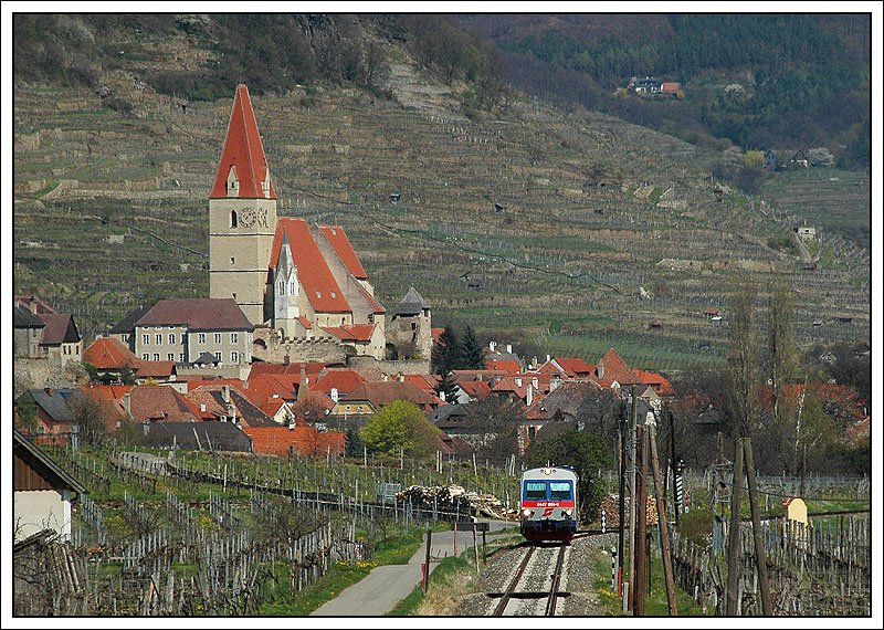 Ca. 500 Meter vor der Station W�sendorf-Joching, R 6122 von Krems nach Spitz, mit Wei�enkirchen als Kulisse am 8.4.2007.