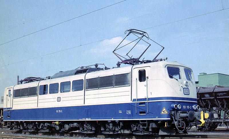 Ca.1989. Die Hagener 151115 AK wartet auf das Signal zur Einfahrt in den Lokschuppen zur Frist.
Alle 20 Maschinen wurden nach ca. 20Jhr. zum Bw Oberhausen-Osterfeld
umbeheimatet.