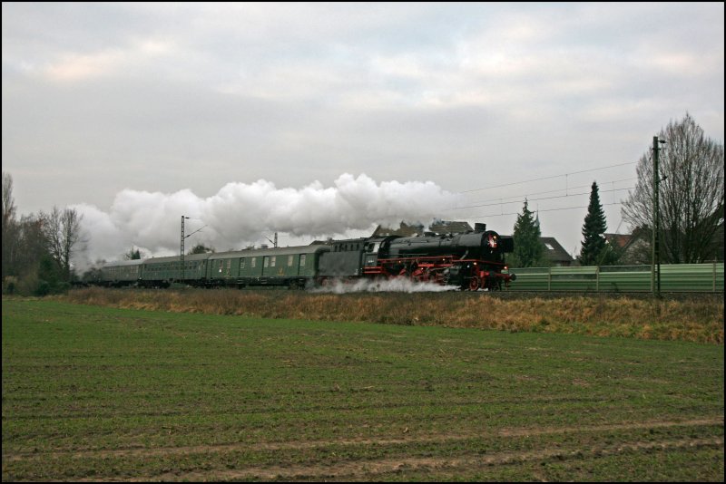 Ca.70 Kilometer N�rdlich, ein paar Liter weniger im Tank und ca. Zwei Stunden Sp�ter ist der D 91325  Matjesexpress  von K�ln nach Emden wieder im Visier. Hier bespannt Stampft die 042 360 mit dem Zug bei Haltern am See Richtung K�ste. Mein Dank geht an meinen Vater der mich nach Hagen und Haltern gefahren hat. 