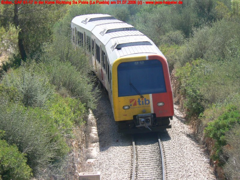 CAF 61-17/61-18 und eine weitere zweiteilige Einheit in der Kurve nach der Ausfahrt aus dem Bahnhof Enllac auf dem Weg nach Sa Pobla am 01.07.2006