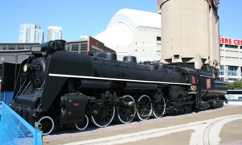 Canadian National Railways Typ U-2No. 6213 gebaut 1942 von den Montreal Locomotive Works am 3.8.2009 am Roundhouse in Toronto.
Leider sind zur Zeit Bauzunde um die Exponate. Wie es scheint wird dort das Aussengelnde des Museums hergerichtet.
