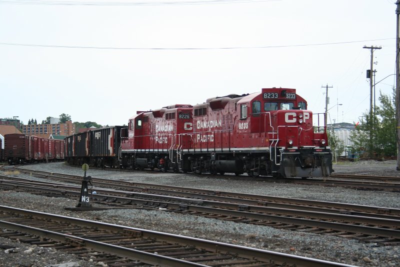 Canadian Pacific GP9u 8233 (ex.CP 8680) und GP9 8226 warten auf die Weiterfahrt in Richtung Westen. Sudbury,8.8.2009
