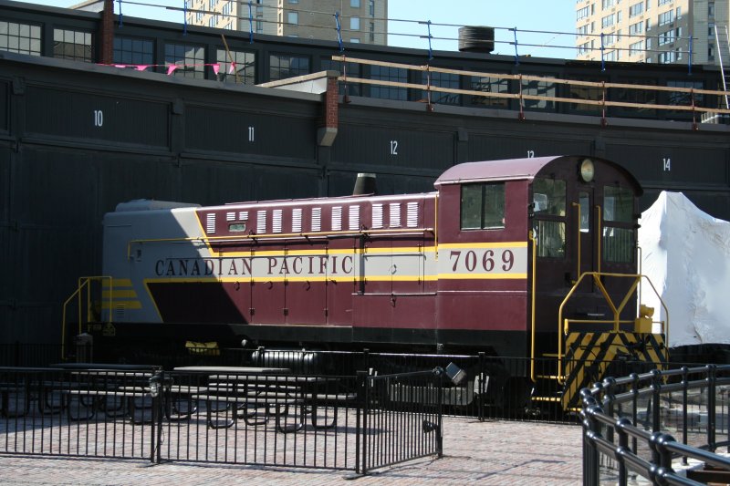 Canadian Pacific Railway DS4-4-1000 No. 7069 (gebaut 1948 von Baldwin) am 3.8.2009 vor dem Roundhouse der Toronto Railway Historical Association.
