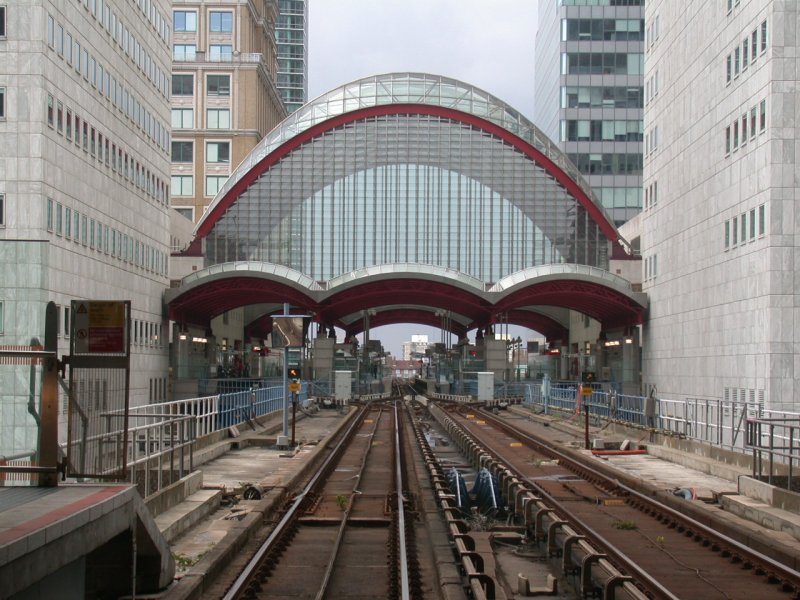 Canary Wharf Station der Docklands Light Railway DLR. (14.08.2005) Da diese ferngesteuerte Bahn im aufstrebenden Businessbezirk der London Docks ohne Lokf�hrer auskommt, bieten sich dem Passagier solche Ausblicke, sofern er sich einen der Fensterpl�tze hinten oder vorne im ZUg ergattern kann.