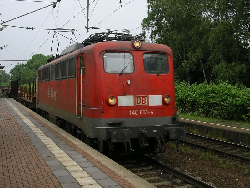 Cargo 140 013-4 mit GZ in BO Nokia in Richtung Wanne Eickel.
(Die Scheinwerfer sehen aus als htte die Lok Augen).23.05.2008)