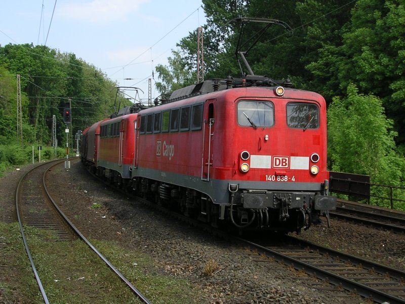 CARGO 140 838-4 und 140 799 mit verschieden Bgel Einholm/Schere
ziehen einen gemischten GZ nach BO Langendreer.(13.05.2008)