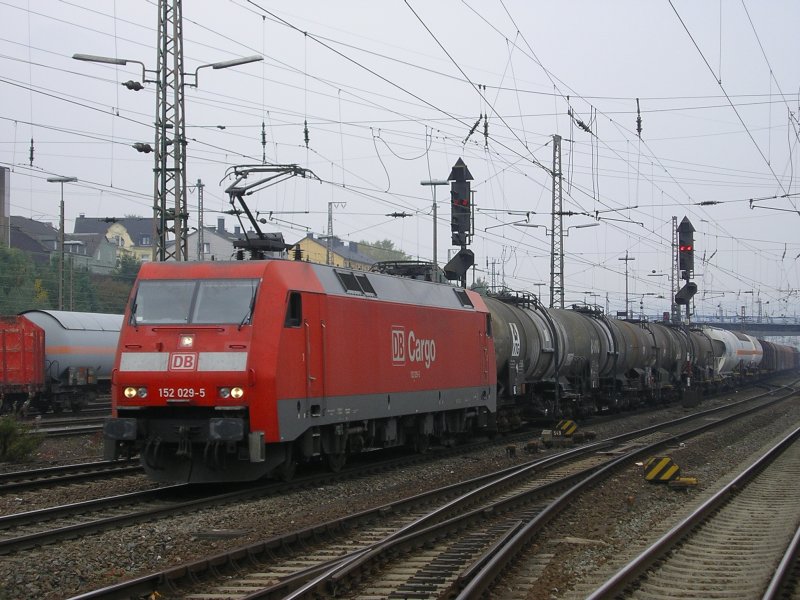 Cargo 152 029-5 mit Kesselwagen verlsst HA-Vorhalle in Richtung 
Hohenlimburg.(29.09.2008)