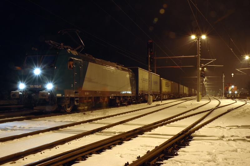 Cargo Center Graz am 24.11.2005: 185 550-1 hat bereits freie Fahrt und verl��t mit rund 100 Minuten Versp�tung das Terminal mit G 43938 Richtung Neuss (habe das alte bild gel�scht da durch die Verkleinerung das Bild zu sehr gerauscht hat)