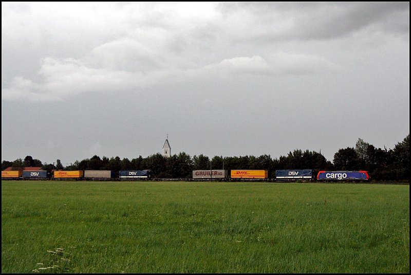 CARGO: Eine ubekannte 482er schleppt hier einen  DHL-Express  von der Ostsee zum Brenner. Aufgenommen im Inntal. Hauptnutzer dieser Verbindung sind DHL und skandinaviesche Speditionen. (02.08.2009)
