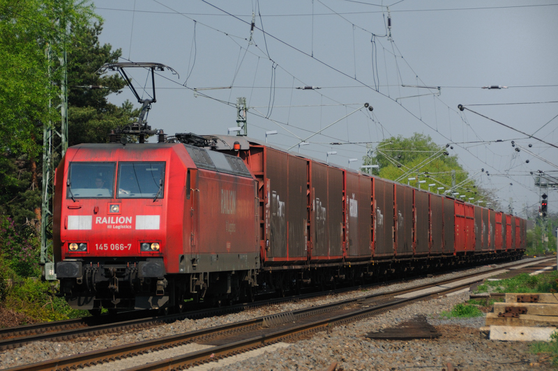  Cargo  im Morgenlicht... 145 066-7 mit Ganzzug in Durchfahrt Zwingenberg/Bergstrasse, KBS 650. (April 2009).