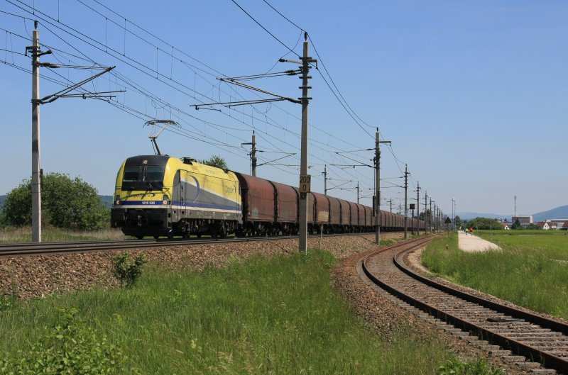 CargoServ 1216 930 unterwegs auf der Westbahn bei Hrsching am 17. Mai 2009. Als Zwischentriebfahrzeug fuhr heute die 1216 922  Adria  der GKB.