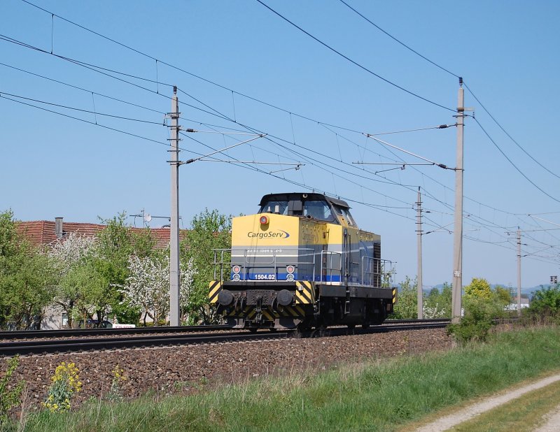 CargoServ Diesellok 1504.02
ist am 25.04.2009 bei Oftering
unterwegs gewesen.