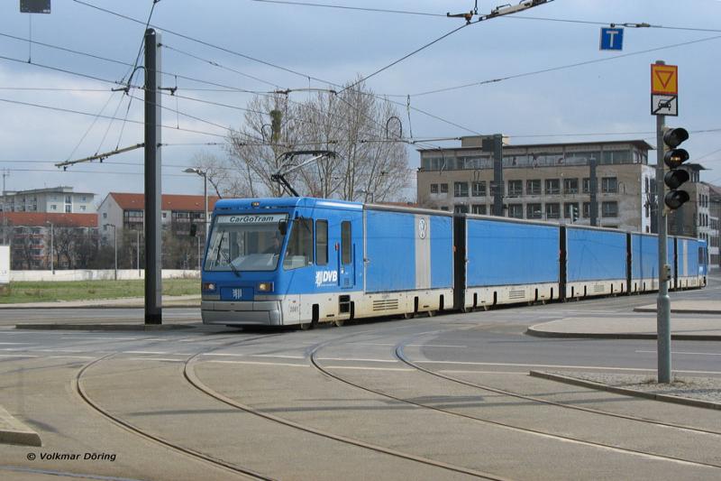 CarGoTram, die 59,40 m lange G�terstra�enbahn bef�rdert regelm��ig vom Volkswagen Logistikzentrum in Dresden-Friedrichstadt Teile quer durch die Innenstadt zur Gl�sernen Manufaktur -  
