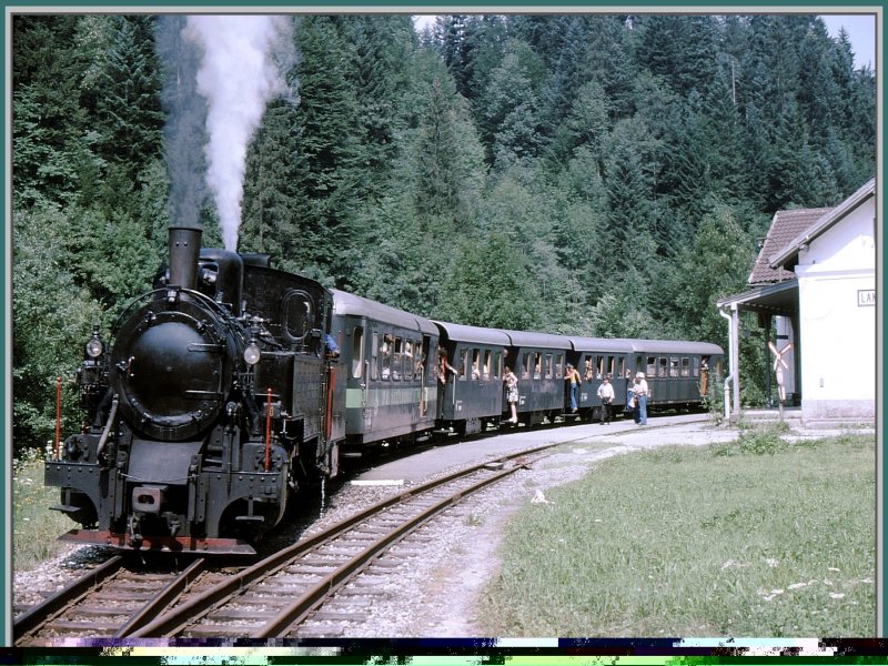Castle Caereinion Lok Nr. 4 (noch in schwarz) pausiert mit ihrem Sonderzug in Langenegg-Krumbach. (Archiv 08/75)