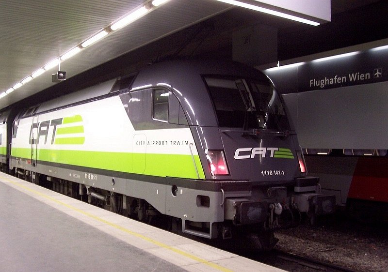 CAT-Lok 1116 141-1 ist am 24.03.2007 eben in die Station Wien-Flughafen eingefahren.