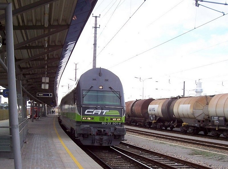 CAT mit Steuerwagen 80-33 901-4 f�hrt am 24.03.2007 von der City zum Flughafen Wien durch die Station Schwechat.