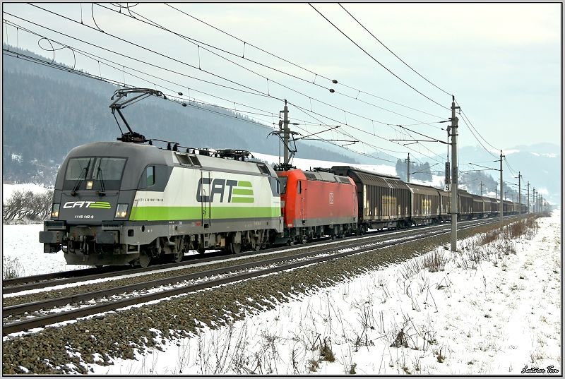 CAT Taurus 1116 142 und DB 185 059 ziehen den Sappi Papierzug 48930 von Gratkorn in Richtung Wels.
Seiz 29.11.2008