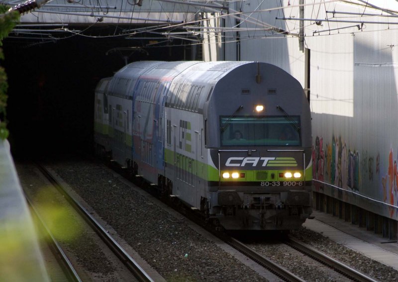 CAT9061 bei der Ausfahrt aus dem Tunnel bei der Haltestelle Vienna Bio Center St.Marx, 25.05.2009. 