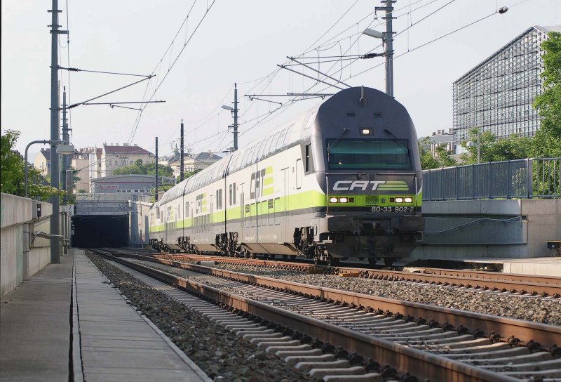 Cat9063 hat soeben bei seiner Fahrt zum Flughafen Wien den Tunnelabschnitt bei Wien St.Marx verlassen, 11.05.2009.