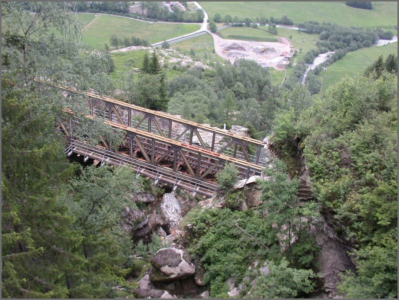 Cavigliasco II Hilfsbrcke fotografiert von der Cavigliasco I Brcke. Die Berninabahn beschreibt hier zwischen den zwei Brcken eine ihrer 180 Grad Kurven, zum Teil in einem Tunnel. (13.06.2007)