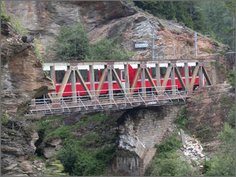 Cavigliasco II Hilfsbrcke oberhalb Privilasco an der Berninastrecke. Im Juli 2002 war die gemauerte Steinbogenbrcke durch Hangbewegungen derart beschdigt worden, dass sie in einer dreiwchigen Aktion mittels dieser alten Armeehilfsbrcke ersetzt werden musste.(13.06.2007)