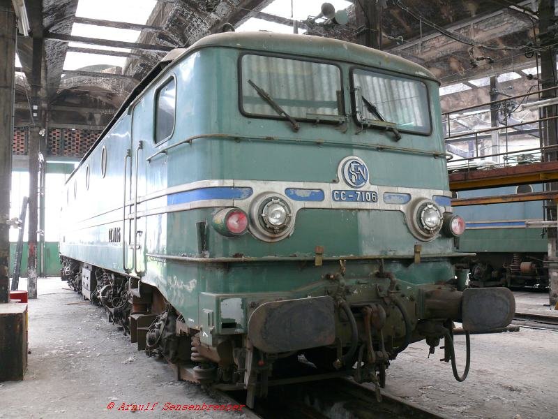 CC 7106 in der Rotonde (Rundlokschuppen).

Die Reihe CC 7100 wurde von 1952-55 in 58 Exemplaren gebaut.
Sie waren damals die mit Abstand leistungsfhigsten schnellen (zugelassen fr 150 km/h) Loks der SNCF.

Insgesamt 5 Loks dieser Reihe sind erhalten geblieben.

08.06.2007   Ambrieu Dpot
