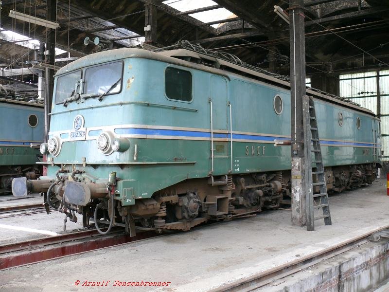 CC 7106 in der Rotonde (Rundlokschuppen).

Die Reihe CC 7100 wurde von 1952-55 in 58 Exemplaren gebaut.
Sie waren damals die mit Abstand leistungsfhigsten schnellen (zugelassen fr 150 km/h) Loks der SNCF.

Insgesamt 5 Loks dieser Reihe sind erhalten geblieben.

08.06.2007   Ambrieu Dpot
