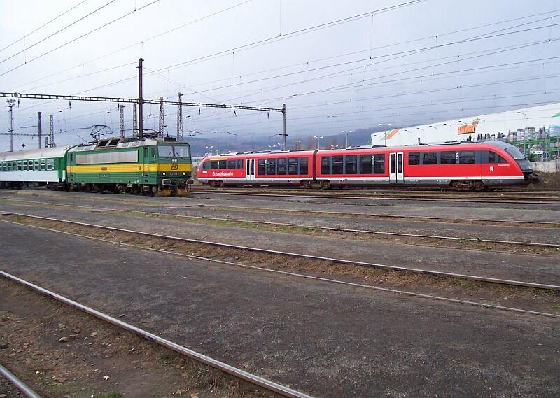 CD 163 004-5 und DB 642 235-6 am 16.011.2005 im Bahnhof Chomutov / Tschechien