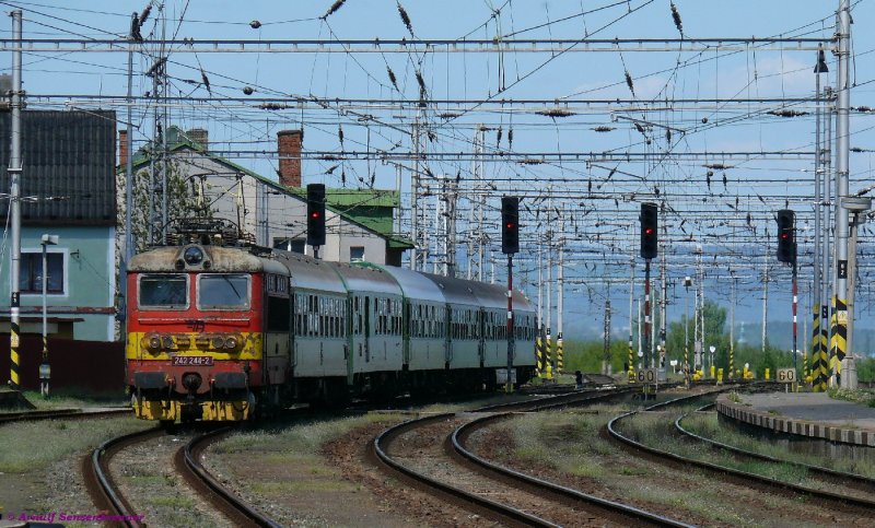 CD 242 244  fhrt mit Schnellzug R761 aus Frantiskovy-Lazne in Cheb ein.
10.05.2008
