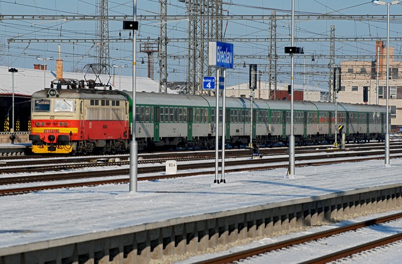 CD 242 272-3 bringt den Schnellzug 806 von Olomouc hl.n. nach Breclav. Das Foto enstand am 08.01.2009.