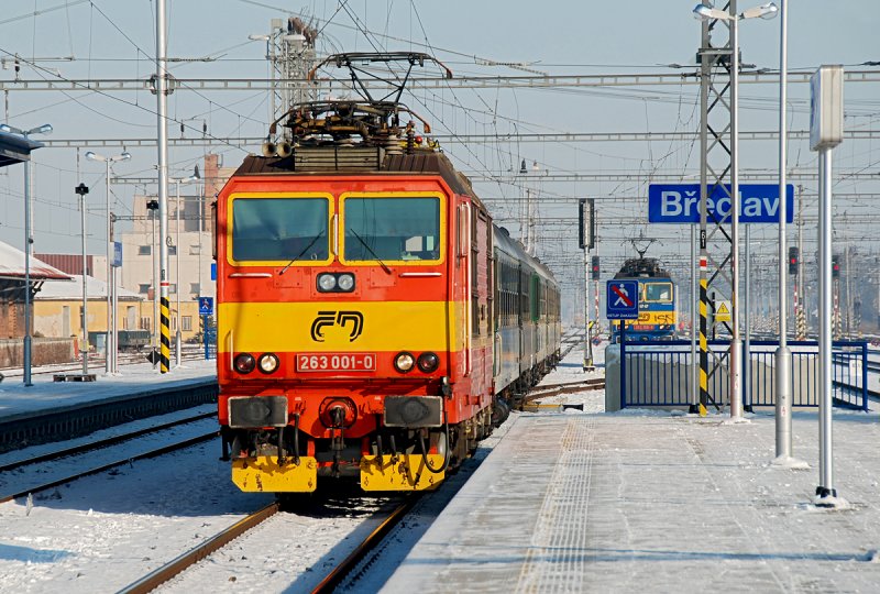 CD 263 001 bringt am 08.01.2009 den Schnellzug 807 von Brnn nach Olmtz. Hier kurz vor dem Halt im Bahnhof Breclav.