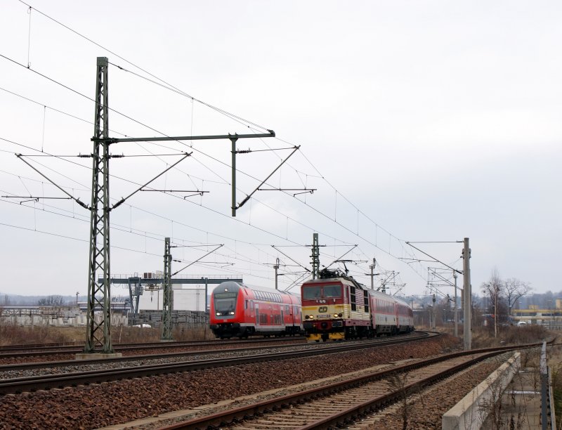 CD 371 002-7 von Pirna in Richtung Dresden kommend,daneben eine S Bahn 30.01.09