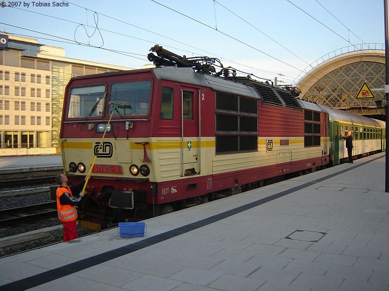 CD 371 015-9 nach dem Umkupplumg mit BR 101. Ein Scheibenwischer subert das Glas dieser tschechischen Lok. D-Zug aus Leipzig (siehe grne Wagen) und CNL 353 aus Basel SBB sind hier auf diesem Gleis 3.