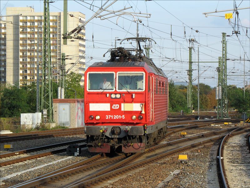 CD 371 201, ex DB 180 001, rangiert im Vorfeld Dresden Hbf., um dann den nchsten EuroCity nach Tschechien zu bringen; 1.10.2007
