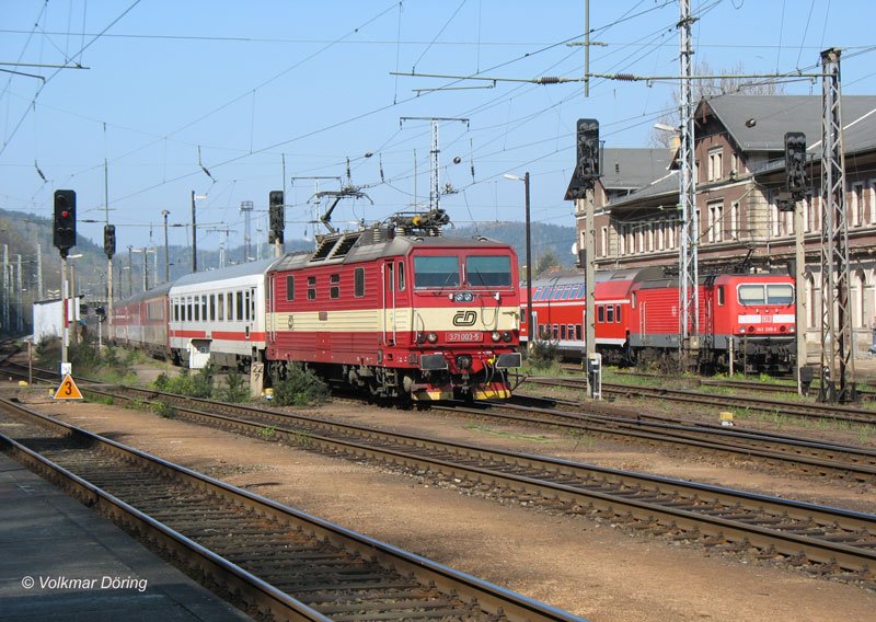 CD- Kndelpresse  371 003 mit dem Vindobona EC 173 Hamburg - Wien bei Ausfahrt aus Bad Schandau; im Hintergrund wartet 143 205 mit der S-Bahn nach Meissen - 12.04.2007
