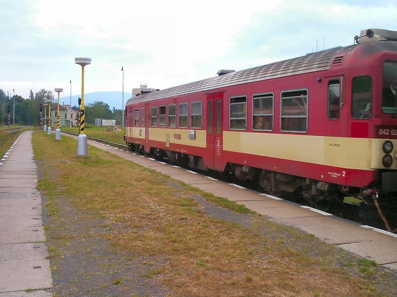 CD-Triebwagen 842 022-6 in Hradek n.N. (Grottau) vor der Weiterfahrt nach Liberec im Sommer 2004