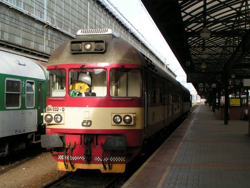 CD Triebwagen 854 032-0 im Bahnhof Praha-Hlavni. (Prag 1.12.2007)