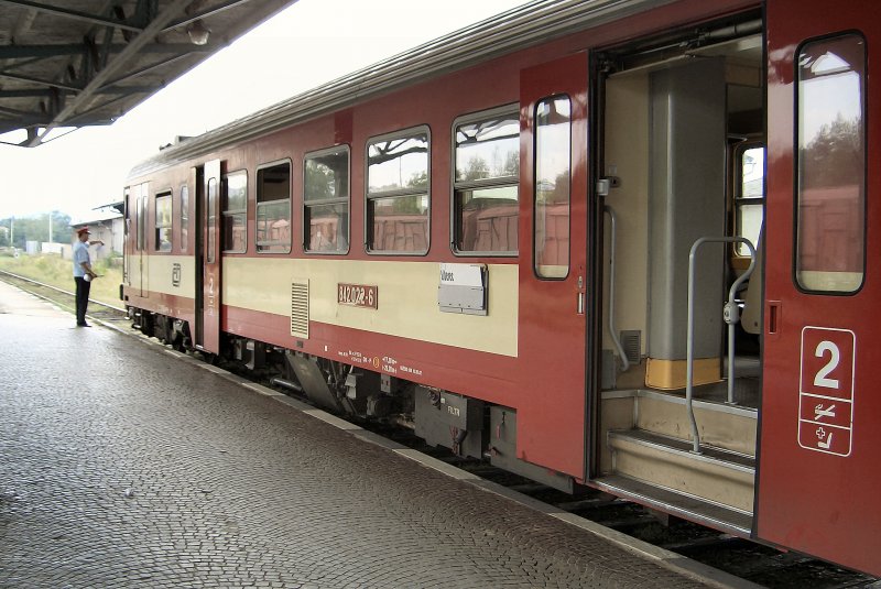 CD_Triebwagen 842 022-6 in Hradek n.N. (Grottau) vor Weiterfahrt nach Liberec, Sommer 2004