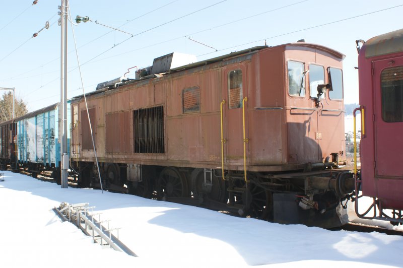 Ce 4/4 311 abgestellt in Le Locle und aufgenommen am 21.03.2009.  

Inbetriebnahme : 1924
Gewicht : 60t
        : 1600 PS
Geschw. : 65 km/h
Gebaute Exemplare : 16

