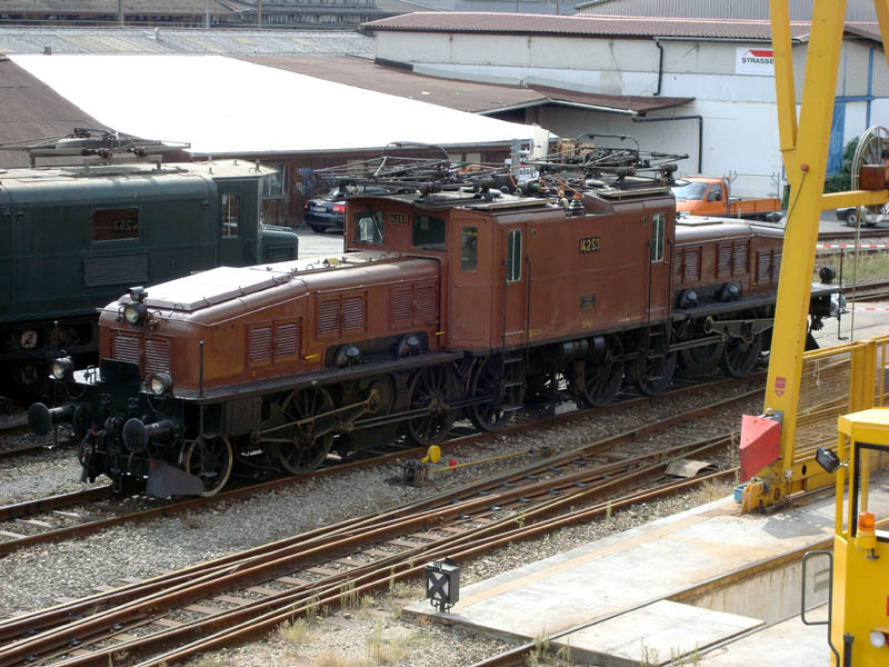 Ce 6/8 II Nr. 14253 SBB-Krokodil am Tag der offenen Tr im IW Biel. Dahinter links angeschnitten Ae 8/14 11801. Leider fuhr keines dieser historischen Fahrzeuge herum, 19. Sept. 2009, 13:41
