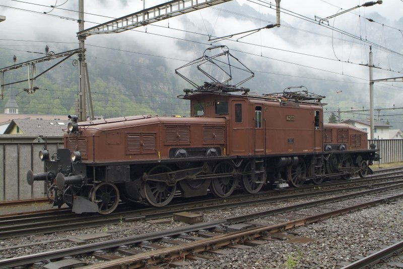 Ce 6/8 oder Liebevoll genannt das Krokodiel. Hier in Erszfeld in brauner Farbgebung.
02.05.2009