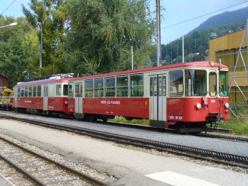 CEV / mvr - Abgestellter Pendelzug mit Zahnradtriebwagen BDeh 2/4 73 mit Steuerwagen Bt 221 im Bahnhof von Bloney am 09.09.2007