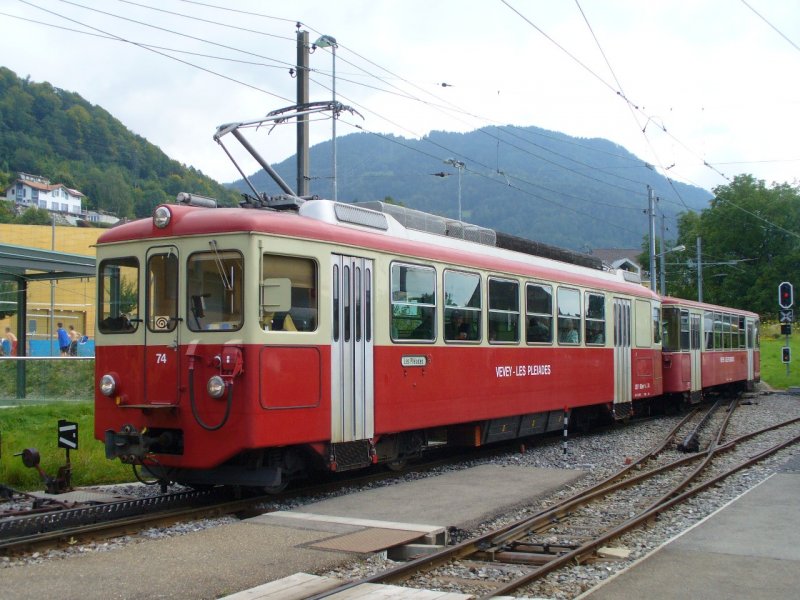 CEV / mvr - Pendelzug mit Zahnradtriebwagen BDeh 2/4  74 mit Steuerwagen Bt 222 bei der einfahrt im Bahnhof von Bloney am 09.09.2007