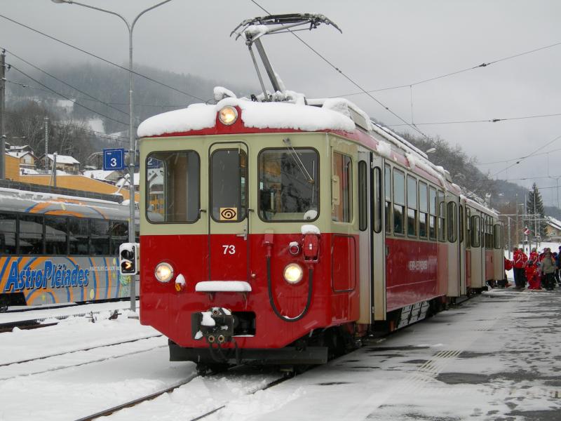 CEV Triebwagen BDeh 2/4 nach Vevey wartet in Blonay
auf den Gegenzug.
1.3.06 

Anmerkung: Nun ist es fast zehn Jahre her, dass ich digital fotografiere und mit diesem Bild den Anfang bei BB.de machte.
Einen lieben Dank an alle, die mich in diesen zehn Jahren begleitet haben,
mit Rat und Tat zur Seite standen oder die ich persönlich kennen lernen durfte. 
Nun freue ich mich auf die nächsen zehn Jahre...
 

Schweiz / Privatbahnen 