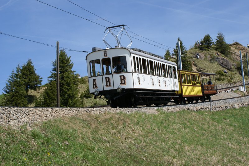 CFhe 2/3 6 fhrt am 21.5.09 von Rigi Kulm Richtung Rigi Staffel.