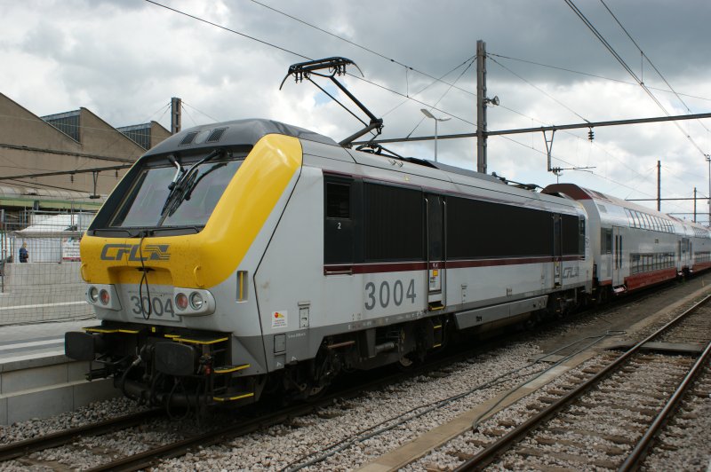 CFL 3004 hat am 11.06.2009 mit einer DOSTO Einheit den Bahnhof Luxemburg erreicht.