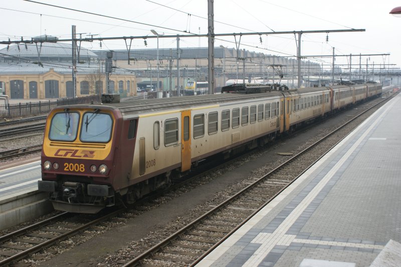 CFL Baureihe 2000 in Dreifachtraktion im Bahnhof Luxemburg am 
17.01.2009.