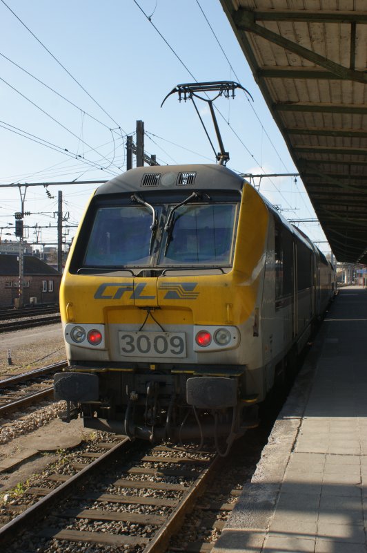 CFL Baureihe 3000 Nr. 3009 mit einem Dosto Wendezug nach Dippach im Bahnhof Luxemburg. Aufgenommen am 07.04.2009