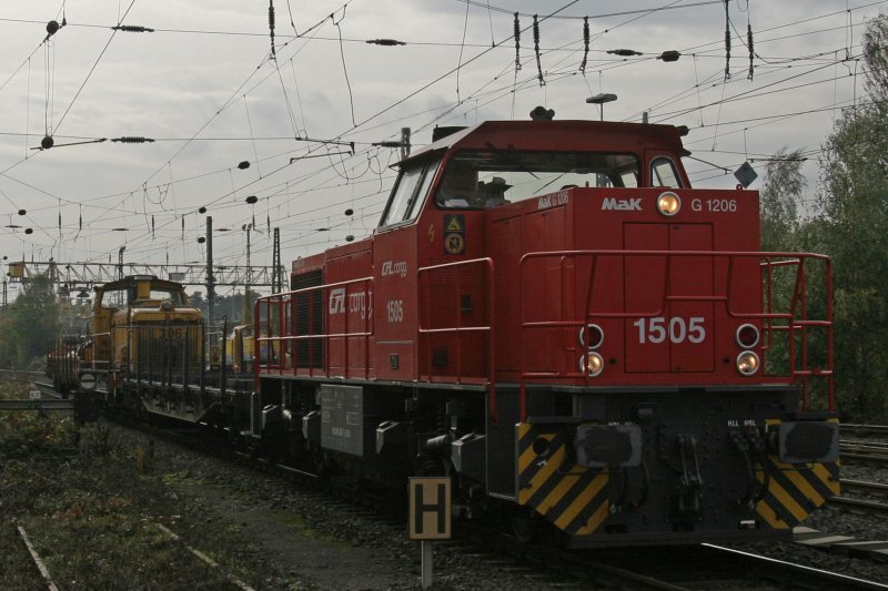 CFL Cargo 1505 durchfhrt am 24.10.09 mit CFL Cargo Lok 306 und zwei Wagen Duisburg-Entenfang